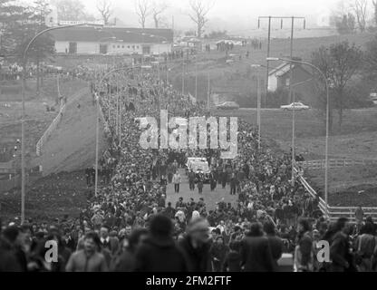 Photo du dossier datée du 07/05/1981 du cortège funéraire du manifestant de la faim de l'IRA, Bobby Sands, en route vers le cimetière de Milltown, Belfast. La mort du prisonnier de l'IRA Bobby Sands il y a 40 ans cette semaine, suivie par neuf autres républicains lors d'une grève de la faim à la prison de Maze à Co Antrim, a déclenché des troubles civils importants dans toute l'Irlande du Nord. Date de publication : le mercredi 5 mai 2021. Banque D'Images