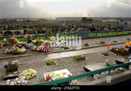 Photo du dossier datée du 25/10/2001 du terrain d'inhumation du mouvement républicain au cimetière de Milltown, à Belfast, où les volontaires de l'IRA, y compris Bobby Sands, sont enterrés. La mort du prisonnier de l'IRA Bobby Sands il y a 40 ans cette semaine, suivie par neuf autres républicains lors d'une grève de la faim à la prison de Maze à Co Antrim, a déclenché des troubles civils importants dans toute l'Irlande du Nord. Date de publication : le mercredi 5 mai 2021. Banque D'Images