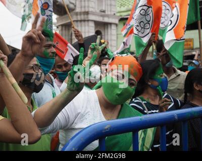 KOLKATA, INDE - 02 mai 2021 : un membre du parti du Congrès Trinamool et un activiste se sont réunis pour une manifestation, protestant contre une tentative de mamamamater Mamata Banque D'Images