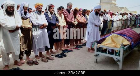 Un grand nombre de personnes assistent à la prière funéraire du chef du Parti national Awami (ANP), Haji Barat Khan, qui était mort en raison d'une crise cardiaque, tenue à Hub le mercredi 05 mai 2021. Banque D'Images