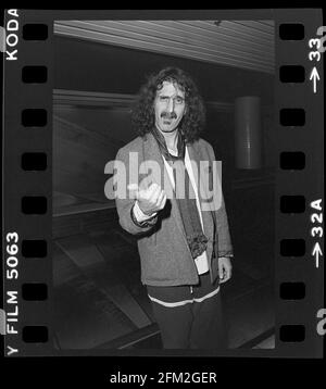 Frank Zappa, en faisant un tour à la restitution des bagages. 18 janvier 1984. Banque D'Images