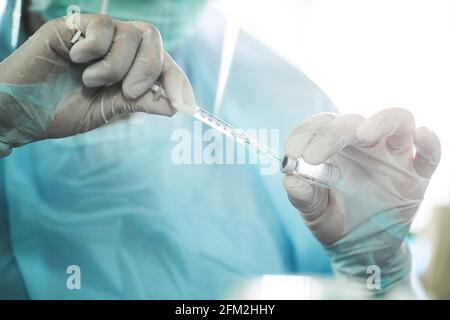 Bangkok, Thaïlande. 04e mai 2021. Un travailleur de la santé prépare une dose du vaccin CoronaVac. (Photo par Amphol Thongmueangluang/SOPA I/Sipa USA) crédit: SIPA USA/Alamy Live News Banque D'Images