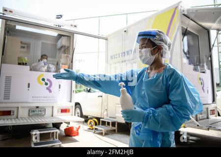 Bangkok, Thaïlande. 04e mai 2021. Un professionnel de la santé en équipement de protection individuelle a vu donner des directives à un véhicule mobile de biosécurité lors d'un essai de conduite avec un écouvillon nasal COVID-19. (Photo par Amphol Thongmueangluang/SOPA I/Sipa USA) crédit: SIPA USA/Alamy Live News Banque D'Images