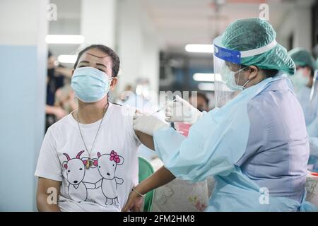 Bangkok, Thaïlande. 04e mai 2021. Un travailleur de la santé administre une dose du vaccin CoronaVac à une femme. (Photo par Amphol Thongmueangluang/SOPA I/Sipa USA) crédit: SIPA USA/Alamy Live News Banque D'Images