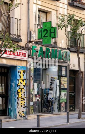 MADRID, ESPAGNE - 06 avril 2021 : Madrid, Espagne. 6 avril 2021. Vue verticale de l'entrée d'une pharmacie ouverte 12 heures sur 24 sur la rue Toledo à Madrid Banque D'Images