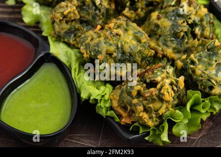 Beignets indiens aux herbes Palak Pakoda Bhajji Chat ou Paalak Pakora Bajji Bhajiya riche en fibres vitamine minérale et protéine Est fait de Essorage haché Banque D'Images