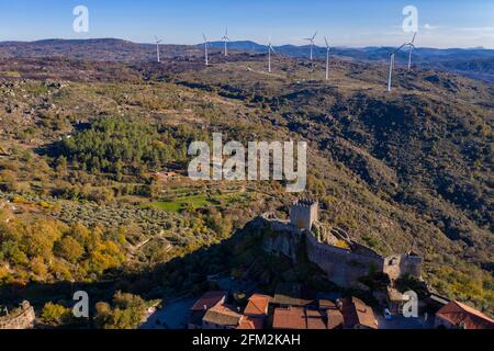 Drone panorama aérien du village historique de Sortelha avec château et turbines sur le paysage naturel, au Portugal Banque D'Images