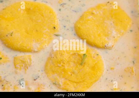 Bengali indien Chhena Mithai Rasmalai également connu sous le nom de Rossomalai Rasamalei Ras Malai Roshmolai fait de lait frais caillé Pista Meetha Doodh et Kesar. Banque D'Images