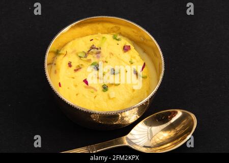 Bengali emblématique Chhena Mithai Rasmalai également connu sous le nom de Rossomalai Rasamalei Ras Malai Roshmolai fait de lait caillé Pista Meetha Doodh et Kesar. Trempé Banque D'Images