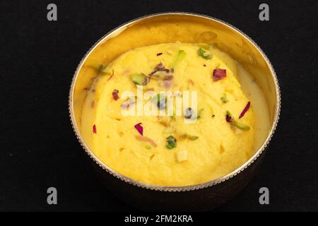 Spécial Bengali Chhena Mithai Rasmalai également connu sous le nom de Rossomalai Rasamalei Ras Malai Roshmolai fait de lait frais caillé Pista Meetha Doodh et Kesar. Banque D'Images