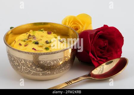 Bengali sucré Chhena Mithai Rasmalai également connu sous le nom de Rossomalai Rasamalei Ras Malai Roshmolai fait de lait caillé frais Pista Meetha Doodh et Kesa Banque D'Images