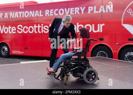 Glasgow, Écosse, Royaume-Uni. 5 mai 2021. Le chef travailliste écossais Anas Sarwar et l'ancien Premier ministre Gordon Brown apparaissent aujourd'hui à la veille du rassemblement de campagne d'entrée du scrutin à Glasgow. Gordon Brown salue le candidat travailliste PAM Duncan-Glancy. Iain Masterton/Alay Live News Banque D'Images