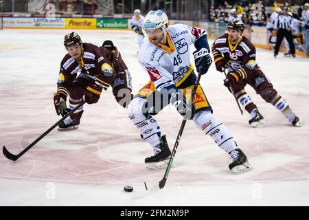 Genève, Suisse. 05e mai 2021. 05.05.2021, Genève, les Vernets, NL final - jeu 2: Servette HC - EV Zug, # 48 Carl Klingberg (Zug) contre # 5 Enzo Guebey (Genève) (Suisse/Croatie OUT) crédit: SPP Sport Press photo. /Alamy Live News Banque D'Images