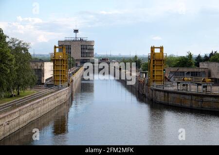 En entrant dans l'écluse, barrage de la station hydroélectrique de Dnieper, rivière Dnieper, Zaporozhye, Ukraine. Banque D'Images