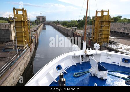 Bateau de croisière entrant dans l'écluse, barrage de la station hydroélectrique de Dnieper, rivière Dnieper, Zaporozhye, Ukraine. Banque D'Images