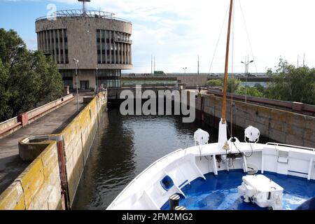 Bateau de croisière entrant dans l'écluse, barrage de la station hydroélectrique de Dnieper, rivière Dnieper, Zaporozhye, Ukraine. Banque D'Images