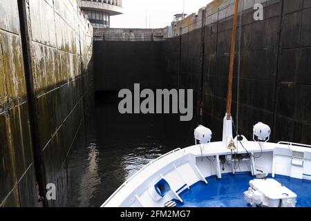 Bateau de croisière descendant dans l'écluse, barrage de la station hydroélectrique de Dnieper, rivière Dnieper, Zaporozhye, Ukraine. Banque D'Images