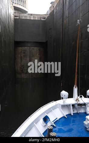 Bateau de croisière descendant dans l'écluse, barrage de la station hydroélectrique de Dnieper, rivière Dnieper, Zaporozhye, Ukraine. Banque D'Images