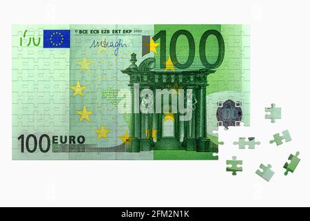 puzzle à billets de cent euros isolé sur fond blanc Banque D'Images