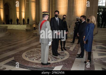 Le Prince Jean-Christophe Napoléon (2L) et sa femme la princesse Olympia von und zu Arco-Zinneberg (3L) accueillent le Président français Emmanuel Macron (2R) et sa femme Brigitte Macron (R) avant une cérémonie commémorant le bicentenaire de la mort de l'empereur français Napoléon Bonaparte sous le dôme de la cathédrale Saint-Louis dans les Invalides Hôtel national à Paris, France, 05 mai 2021. Il y a 200 ans, le chef militaire et politique français Napoléon Bonaparte (1769-1821) mourut en exil sur l'île de Sainte-Hélène le 05 mai 1821. Les commémorations officielles du bicentenaire de sa mort suscitent la controverse dans Banque D'Images