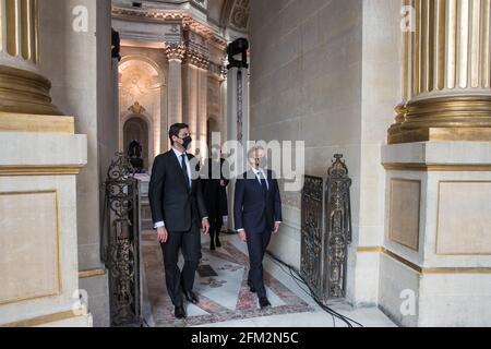 Le président français Emmanuel Macron (R) s'entretient avec le prince Jean-Christophe Napoléon (L) après avoir assisté à une cérémonie commémorant le bicentenaire de la mort de l'empereur français Napoléon Bonaparte à la cathédrale Saint-Louis de l'Hôtel National des Invalides à Paris, France, le 05 mai 2021. Il y a 200 ans, le chef militaire et politique français Napoléon Bonaparte (1769-1821) mourut en exil sur l'île de Sainte-Hélène le 05 mai 1821. Les commémorations officielles du bicentenaire de sa mort suscitent la controverse en France parmi ceux qui le considèrent comme représentant une partie sombre de l'histoire du pays et ceux qui Banque D'Images