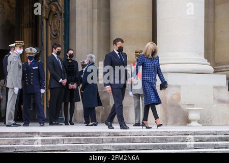 Le président français Emmanuel Macron (2R) et son épouse Brigitte Macron (R) quittent la cathédrale Saint-Louis à l'Hôtel National des Invalides après avoir assisté à une cérémonie commémorant le bicentenaire de la mort de l'empereur français Napoléon Bonaparte avec le prince Jean-Christophe Napoléon (CL) et sa femme la princesse Olympia von und zu Arco-Zinneberg (CR) à Paris, France, le 05 mai 2021. Il y a 200 ans, le chef militaire et politique français Napoléon Bonaparte (1769-1821) mourut en exil sur l'île de Sainte-Hélène le 05 mai 1821. Les commémorations officielles du bicentenaire de sa mort suscitent la controverse en France Banque D'Images