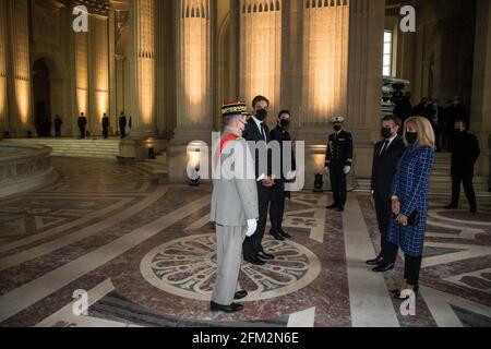 Le Prince Jean-Christophe Napoléon (2L) et sa femme la princesse Olympia von und zu Arco-Zinneberg (3L) accueillent le Président français Emmanuel Macron (2R) et sa femme Brigitte Macron (R) avant une cérémonie commémorant le bicentenaire de la mort de l'empereur français Napoléon Bonaparte sous le dôme de la cathédrale Saint-Louis dans les Invalides Hôtel national à Paris, France, 05 mai 2021. Il y a 200 ans, le chef militaire et politique français Napoléon Bonaparte (1769-1821) mourut en exil sur l'île de Sainte-Hélène le 05 mai 1821. Les commémorations officielles du bicentenaire de sa mort suscitent la controverse dans Banque D'Images