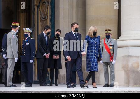 Le président français Emmanuel Macron (3R) et son épouse Brigitte Macron (2R) quittent la cathédrale Saint-Louis à l'Hôtel National des Invalides après avoir assisté à une cérémonie commémorant le bicentenaire de la mort de l'empereur français Napoléon Bonaparte avec le prince Jean-Christophe Napoléon (CL) et sa femme la princesse Olympia von und zu Arco-Zinneberg (CR) à Paris, France, le 05 mai 2021. Il y a 200 ans, le chef militaire et politique français Napoléon Bonaparte (1769-1821) mourut en exil sur l'île de Sainte-Hélène le 05 mai 1821. Les commémorations officielles du bicentenaire de sa mort suscitent la controverse en France Banque D'Images