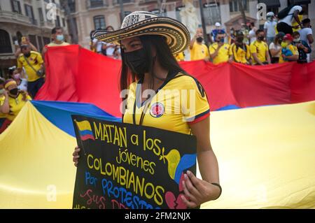 Un manifestant tenant une pancarte exprimant son opinion, lors d'une manifestation en faveur du peuple colombien et contre les réformes fiscales par le président colombien Ivan Duque, sur la place Plaza de la Constitucion. Les organisations internationales de défense des droits de l'homme ont dénoncé l'usage excessif de la force par l'armée colombienne contre des manifestants après des manifestations et des affrontements violents dans le pays. Au moins 19 personnes sont mortes lors de manifestations contre la politique économique du gouvernement. (Photo de Jesus Merida/SOPA Images/Sipa USA) Banque D'Images