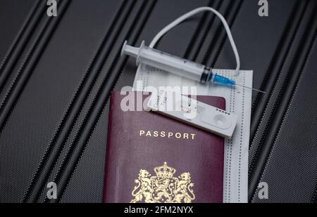 COVID-19, concept de voyage et de verrouillage, Passeport avec test rapide Covid-19 et seringue pour la vaccination du coronavirus. Vol requis en déplacement Banque D'Images