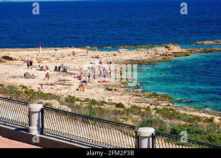 Plage de Qawra point au nord de l'île de Malte, près de l'aquarium marin Banque D'Images