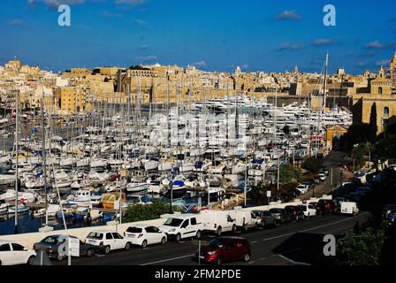 Front de mer de Senglea près de la Valette dans les îles de Malte avec des bateaux Banque D'Images