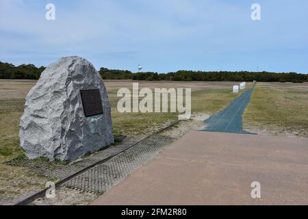 Le premier vol Boulder and Markers montrant où le premier vol a été effectué au monument commémoratif national des frères Wright. Banque D'Images