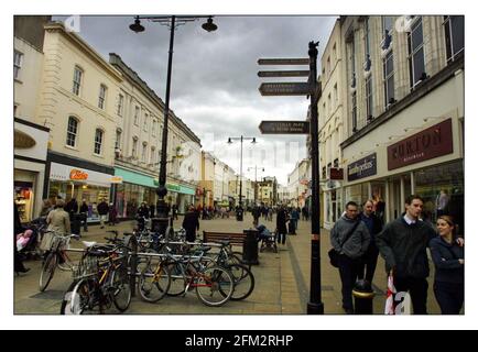 LE SHOPPING PRESINCT DE CHELTENHAM... aller avec l'histoire de Mathew Beard en comparant l'année dernière a annulé Cheltenham Gold Cup Festival à cette année... photo David Sandison 6/3/2002 Banque D'Images