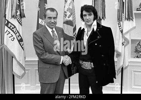 Le président Nixon serrant la main d'artiste Elvis Presley dans le bureau ovale de la Maison Blanche le 21 décembre 1970. (Photo par Oliver F. Atkins) Banque D'Images