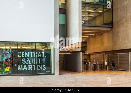 Central St Martins foyer UAL (Université des Arts de Londres). L'UAL Central St Martins Campus à Granary Square près de King's Cross, Londres. Banque D'Images