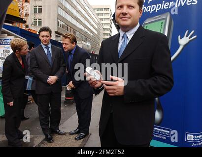 CHARLES DUNSTONE CEO (À DROITE), DAVID ROSS COO (AU CENTRE) ET ROGER TAYLOR CFO DE CARPHONE WAREHOUSE ANNONÇANT PROFITS.7 NOVEMBRE 2001 PHOTO ANDY PARADISE Banque D'Images