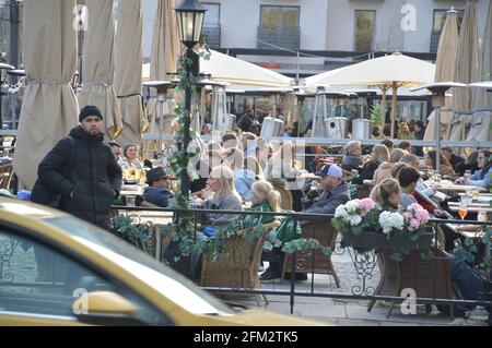 Un restaurant en plein air à Medborgarplatsen à Stockholm, en Suède, est bien visité. Banque D'Images