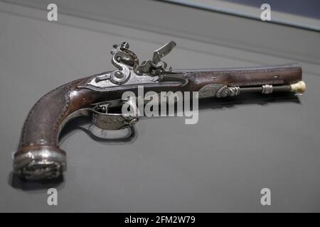 Braine l'alleud, Belgique. 5 mai 2021. Un pistolet en forme de flintlock est exposé à l'exposition « Napoléon : de Waterloo à Sainte-Hélène, la naissance de la légende » au Waterloo 1815 Memorial à Braine-l'Alleud, Belgique, le 5 mai 2021. Le Waterloo 1815 Memorial a tenu l'exposition à l'occasion du bicentenaire de la mort de Napoléon Ier, avec plus d'une centaine de pièces authentiques exposées. Credit: Zheng Huansong/Xinhua/Alay Live News Banque D'Images