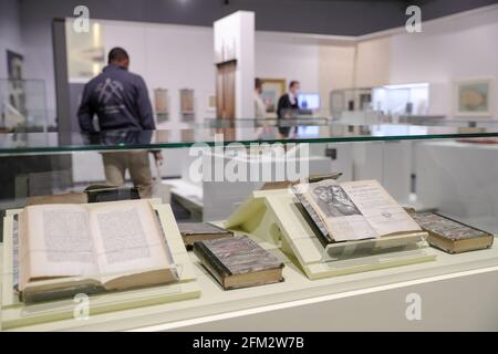 Braine l'alleud, Belgique. 5 mai 2021. Le livre sur l'exil de Napoléon Bonaparte à Sainte-Hélène est exposé à l'exposition intitulée « Napoléon : de Waterloo à Sainte-Hélène, la naissance de la légende » au Waterloo 1815 Memorial à Braine-l'Alleud, Belgique, le 5 mai 2021. Le Waterloo 1815 Memorial a tenu l'exposition à l'occasion du bicentenaire de la mort de Napoléon Ier, avec plus d'une centaine de pièces authentiques exposées. Credit: Zheng Huansong/Xinhua/Alay Live News Banque D'Images