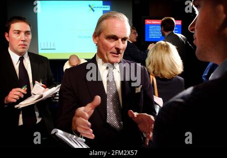 LE PRÉSIDENT DU PFRDV, BRIAN WILLIAMSON, S'EXPRIME AUJOURD'HUI APRÈS LA FUSION DE LIFFE AVEC EURONEXT.29 OCTOBRE 2001 CHRIS HUGHES DE L'INDÉPENDANT À GAUCHE PHOTO ANDY PARADISE Banque D'Images