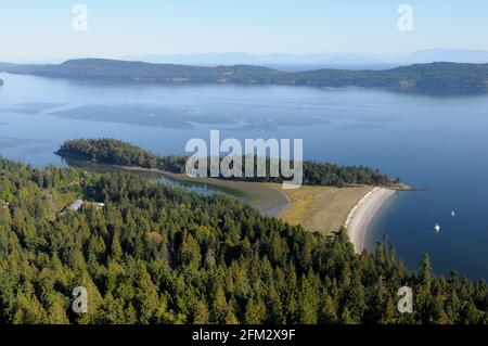 Photo aérienne de Walker Hook et du chenal Trincomali avec l'île Galiano en arrière-plan, Salt Spring Island, Colombie-Britannique, Canada Banque D'Images