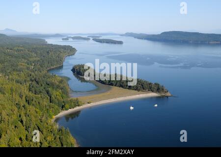 Bateaux à l'ancre de Walker Hook. La vue vers le nord en haut du canal Trincomali montre l'île Galiano sur la droite et l'île Wallace et le secrétaire I Banque D'Images