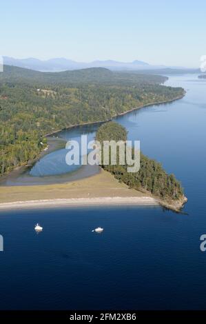 Bateaux à l'ancre devant la plage blanche à Walker Hook, Salt Spring Island, Colombie-Britannique, Canada Banque D'Images