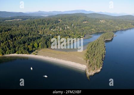 Photo aérienne de Walker Hook et de la belle plage de sable blanc et lagune peu profonde, Salt Spring Island, Colombie-Britannique, Canada Banque D'Images