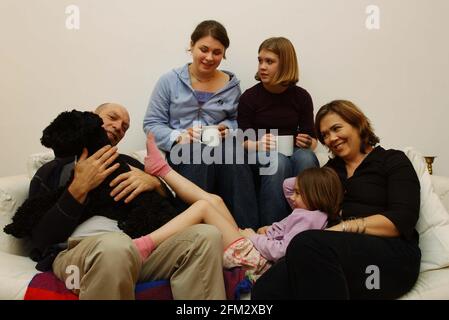 POUR MATT SUR L'ÉTUDE SUNDAYCASE : « CE QUE LES GENS FONT LE SAMEDI SOIR... » MAMAN SALLY LONG, DAD STEVE HUDSON AVEC LES ENFANTS BEATRICE 16, OLIVIA 12 ET KITTY 5. 25 OCTOBRE 2001 PHOTO ANDY PARADISE Banque D'Images