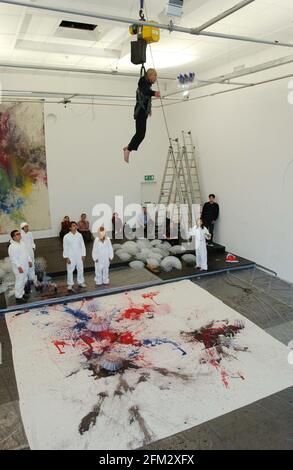 L'ARTISTE JAPONAIS VÉTÉRAN SHOZO SHIMAMOTO EST SUSPENDU DANS LES AIRS EXÉCUTION D'UNE NOUVELLE VERSION DE SON TRAVAIL SÉMINAL 'LANCEMENT DE BOUTEILLE ARTT'.19 OCTOBRE 2001 PHOTO ANDY PARADISE Banque D'Images