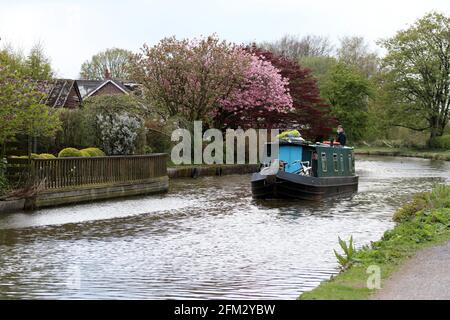 Bateau à rames sur le canal de Macclesfield à Bollington Banque D'Images