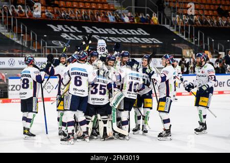 Wolfsburg, Allemagne. 05e mai 2021. Hockey sur glace: DEL, Grizzlies Wolfsburg - Eisbären Berlin, championnat, finale, match 2 à l'EIS Arena. Les joueurs de Berlin se tiennent sur la glace après le match et applaudissent. Credit: Swen Pförtner/dpa/Alay Live News Banque D'Images