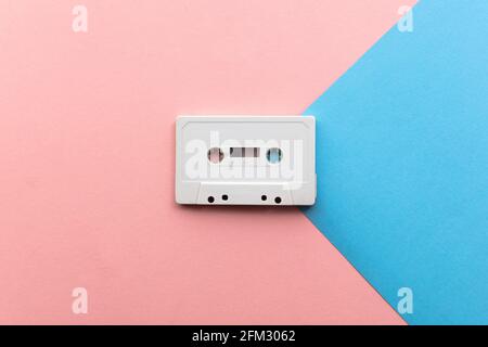 ruban cassette blanc vintage sur fond bleu et rose Banque D'Images